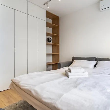 Szurmana Modern By Bookinghost