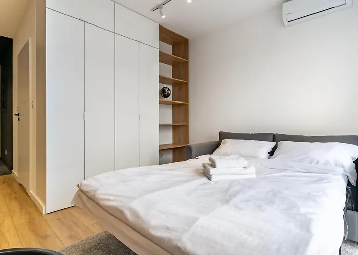 Szurmana Modern By Bookinghost